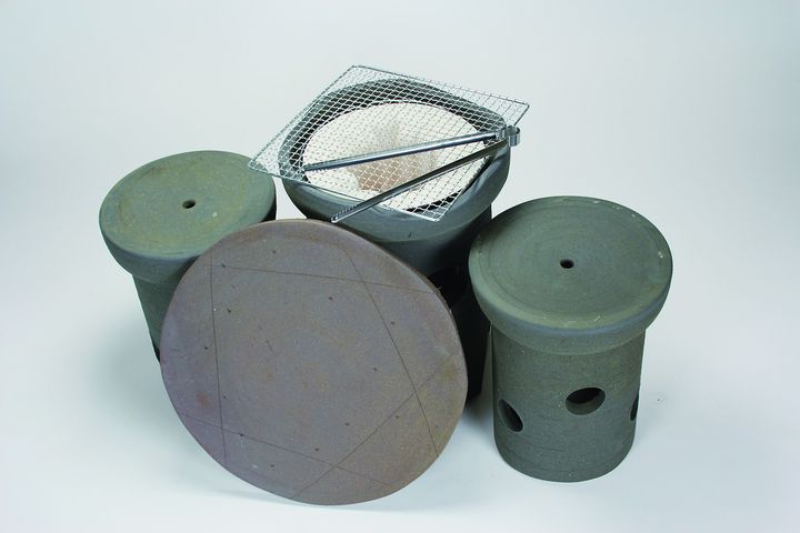 三河焼には陶器製のテーブル＆イスセットがあり、テーブルの中に七輪を収納でき、場所をとらないので便利で且つ天板をのせると炭を消すこともできる優れものです！  – 三河焼
